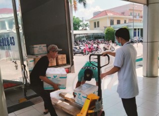 Công Ty TNHH Vạn Đạt LA tặng Cồn Sinh Học  và  Dung Dịch Rửa tay khô sạch khuẩn cho TTYT Bến Lức